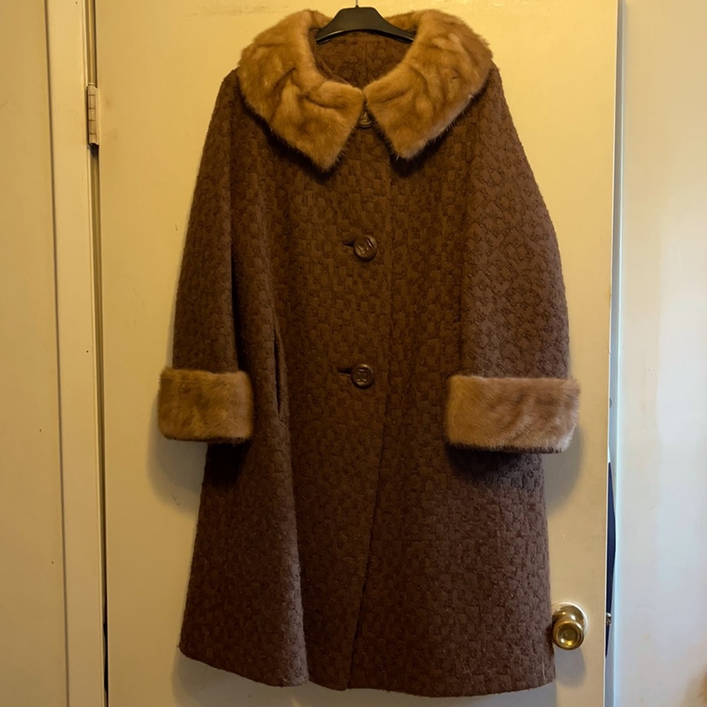 Woman’s Vintage coat with fur collar and cuffs